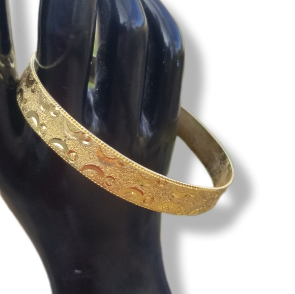 VINTAGE GOLDPLATED BANGLE BRACELET WITH DIAMOND CUT DESIGN DETAIL - Picture 3 of 6